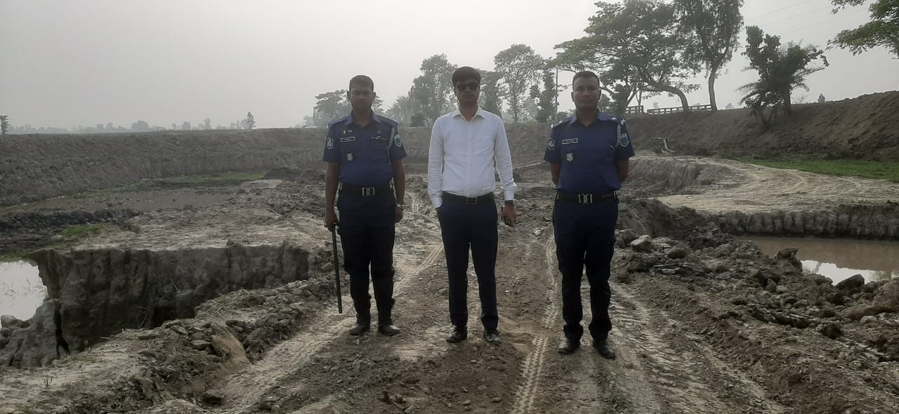 অবৈধ ভাবে মাটি কাটার বিরুদ্ধে উপজেলা প্রশাসনের অভিযান 3 IMG 20240330 WA0005