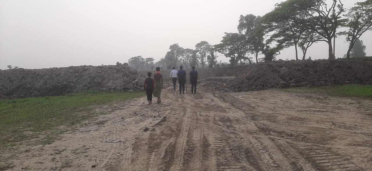 অবৈধ ভাবে মাটি কাটার বিরুদ্ধে উপজেলা প্রশাসনের অভিযান 2 IMG 20240330 WA0006
